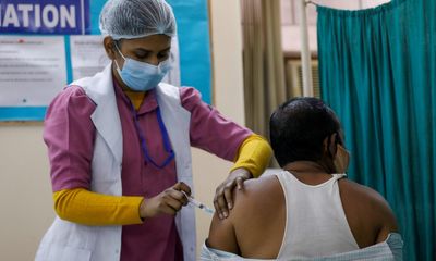 Phát hiện cụ ông 84 tuổi tiêm 11 mũi vaccine phòng COVID-19 ở Ấn Độ