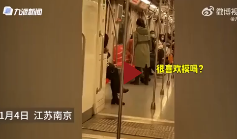  Bị sàm sỡ trên tàu điện ngầm, cô gái thẳng tay trừng trị kẻ biến thái khiến dân mạng hả hê