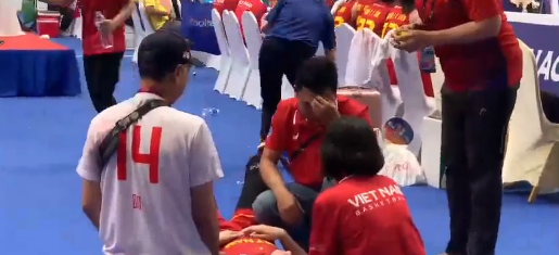  Video: Hot girl bóng rổ ngã đập đầu xuống sàn, vẫn xin vào sân thi đấu