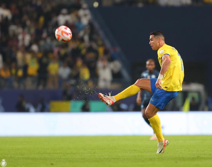  Ronaldo ghi siêu phẩm, Al Nassr giành chiến thắng trước Al Akhdoud