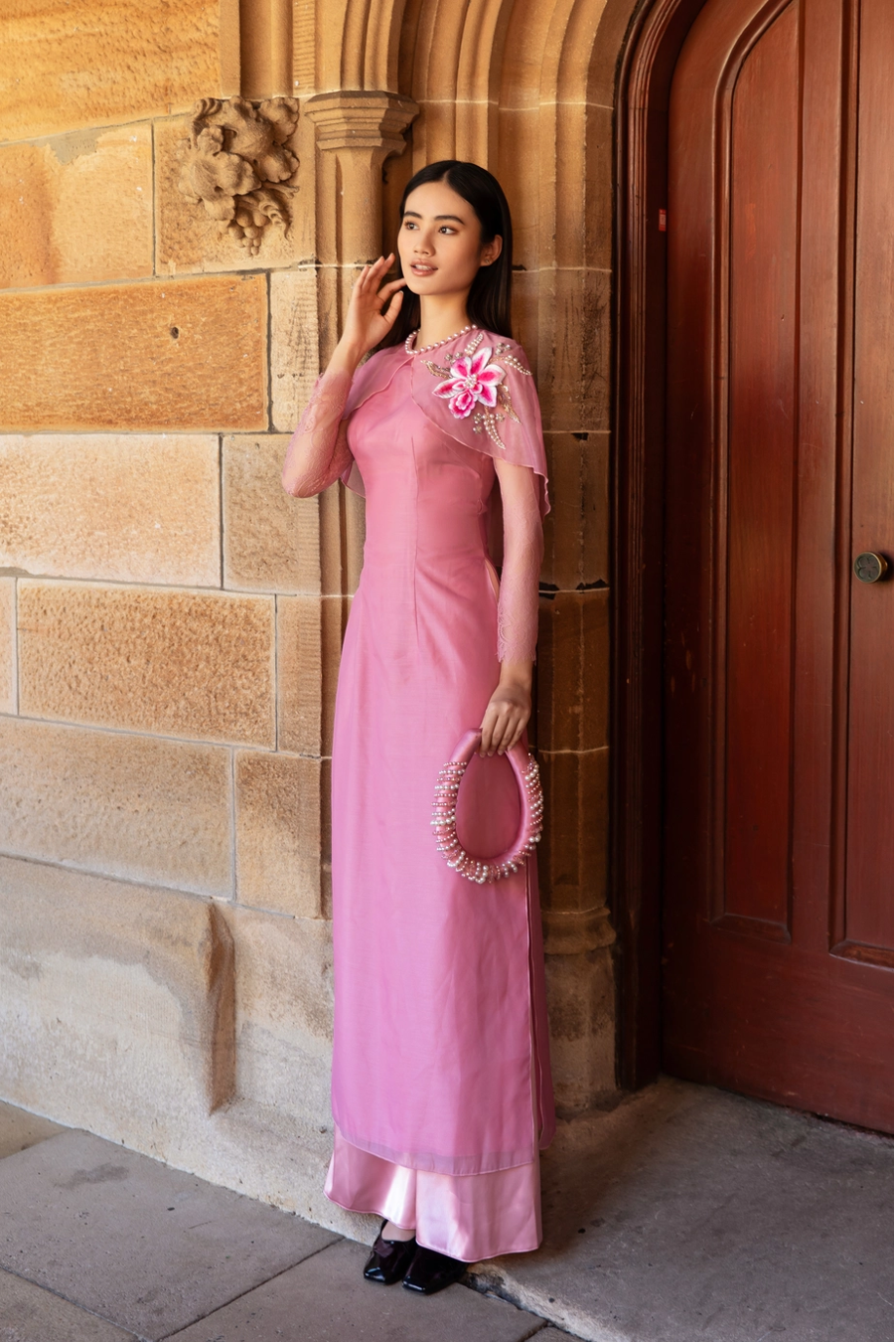  Hoa hậu Ý Nhi rạng rỡ trong tà áo dài tại Úc