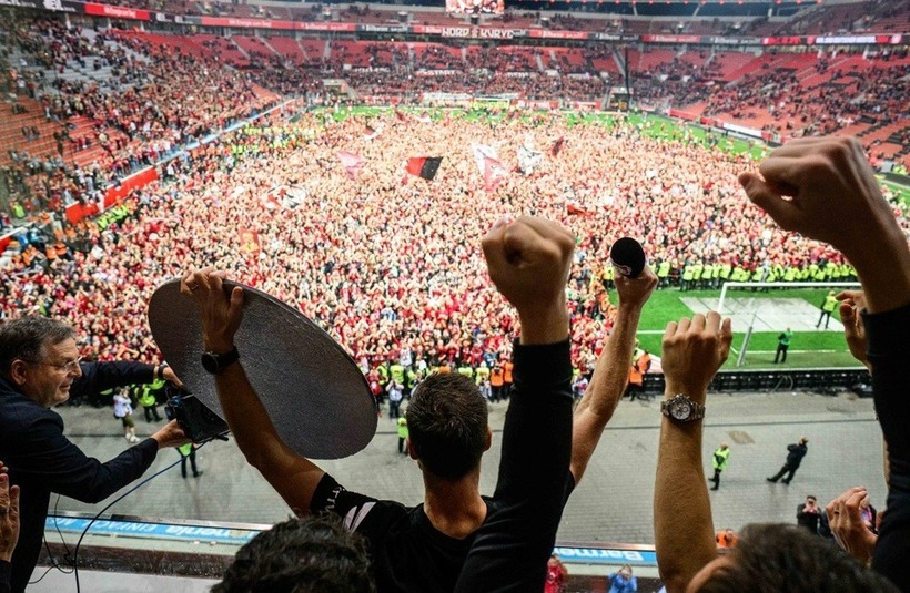  Người hâm mộ Leverkusen lao xuống sân ăn mừng chức vô địch Bundesliga đầu tiên trong lịch sử 